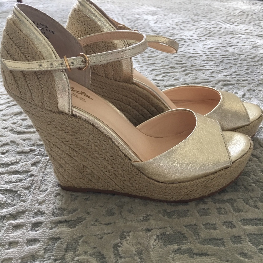 Gold leather wedges ✨